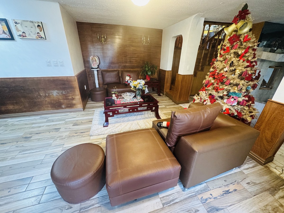 13 de 50: Sala principal con chimenea  se abre a terraza