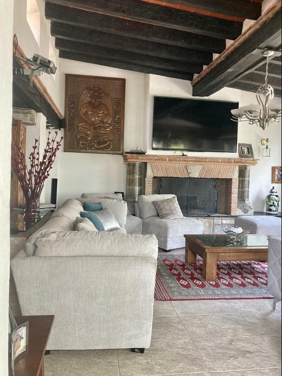 11 de 50: Salón principal con chimenea