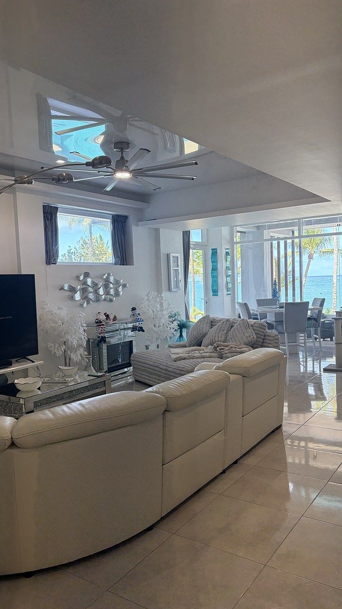 18 of 40: Living room