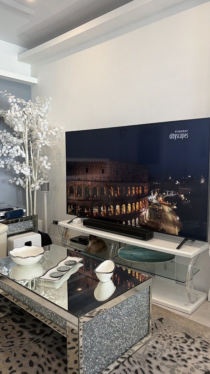 38 of 40: Living room