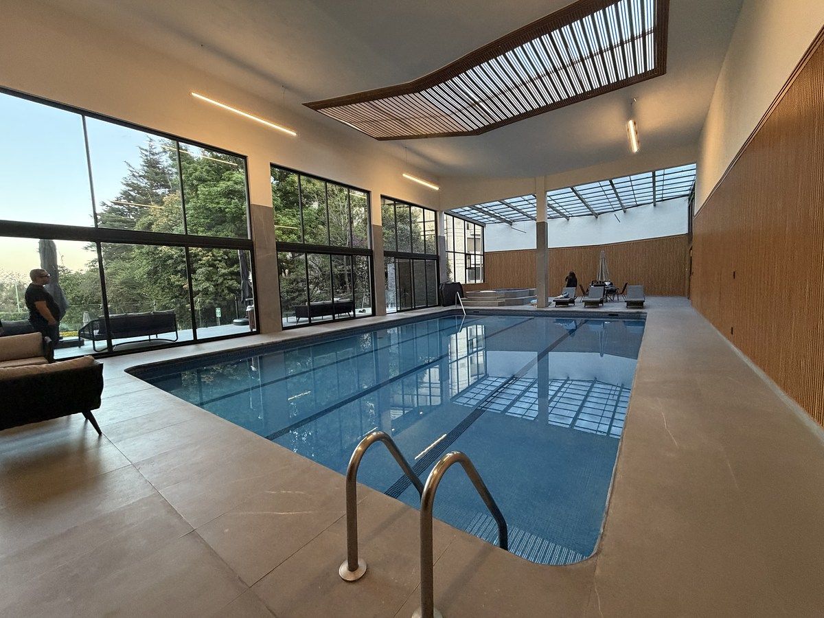 16 de 23: Alberca remodelada con jacuzzi