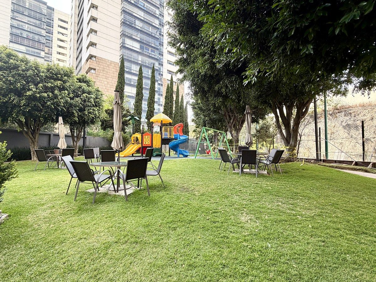 17 de 23: Jardín con juegos