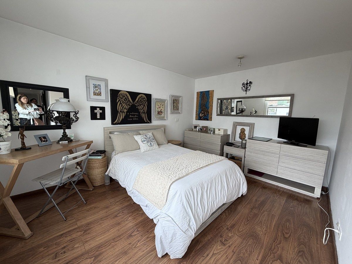 8 de 18: Recámara principal con vestidor