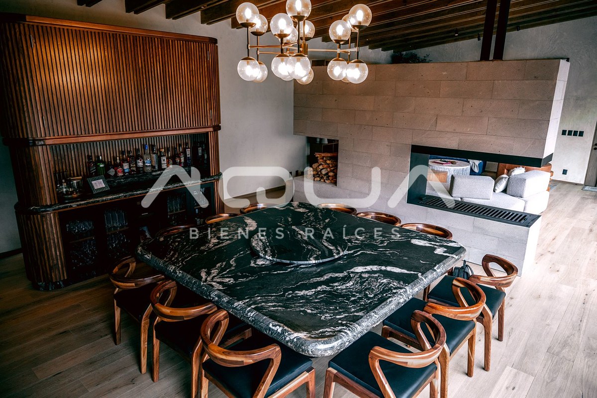 4 of 20: COMEDOR CON CHIMENEA