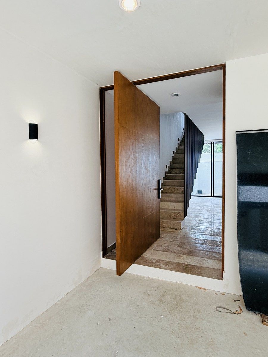 5 de 32: Puerta principal de acceso