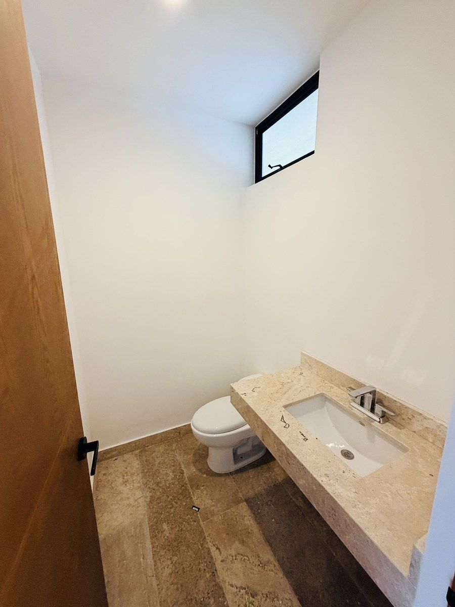 9 de 32: Medio baño de visitas