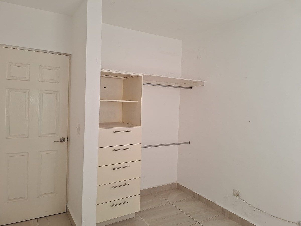 8 de 16: Closet en recámara