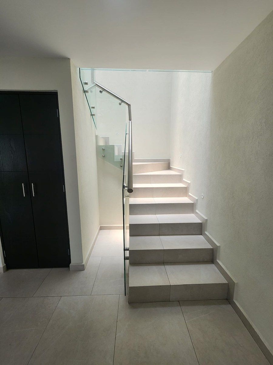 ESCALERA CON DOMO DE VIDRIO ESMERILADO, foto 9 de 20