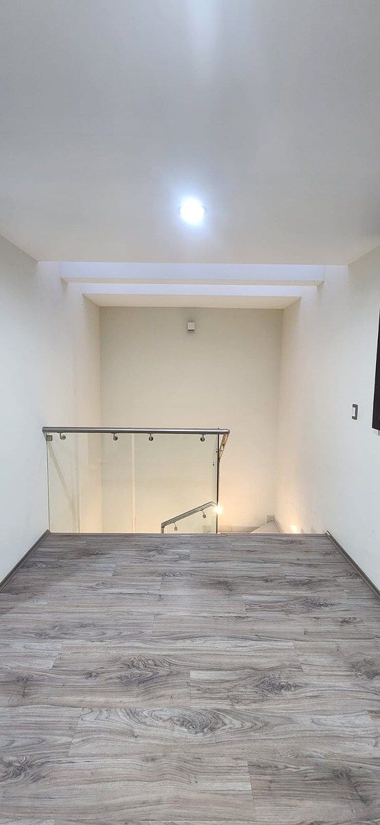 6 de 16: ESCALERA CON DOMO DE ILUMINACION