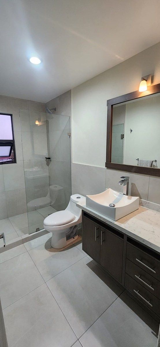 9 de 16: BAÑO COMPLETO COMPARTIDO