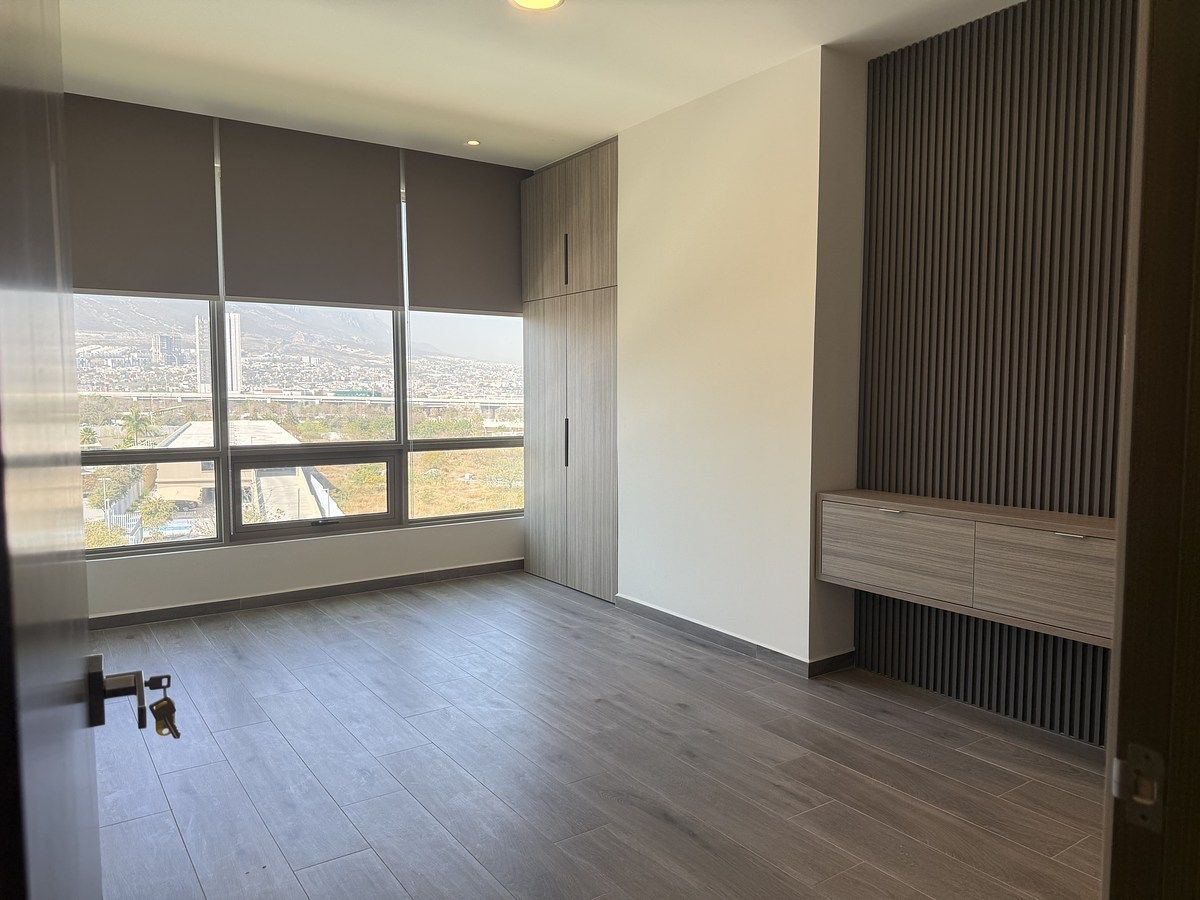 6 de 14: Recámara principal con vista a las montañas