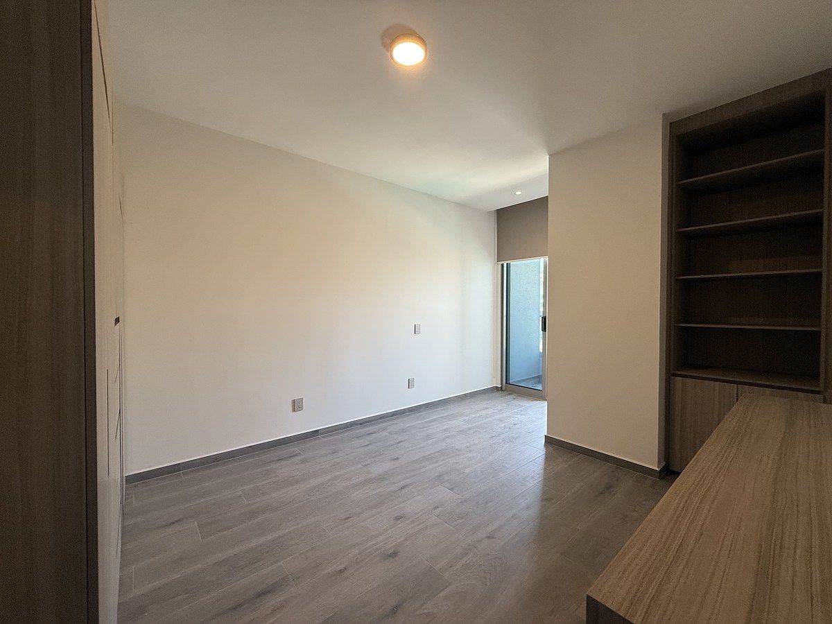 10 de 14: Recámara secundaria con balcón