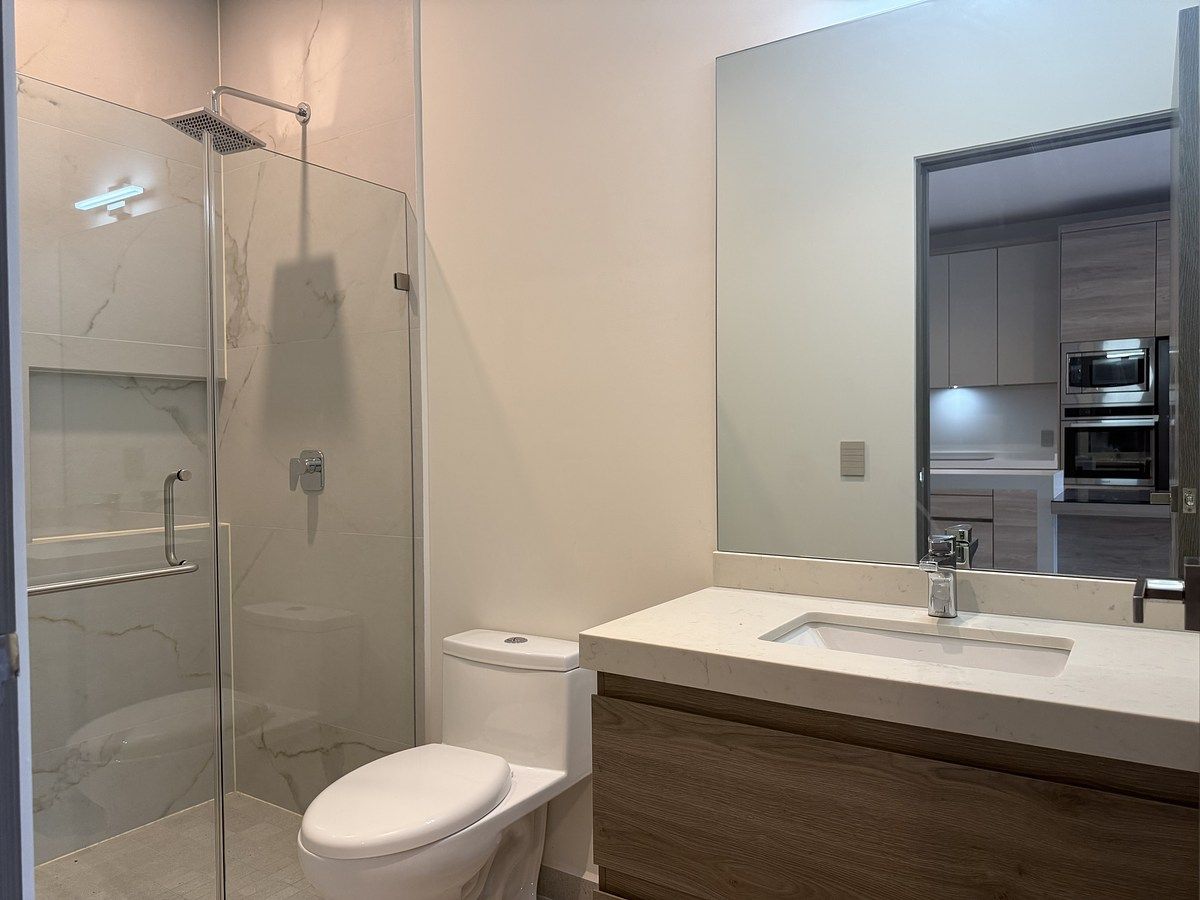 10 de 14: Baño con cancelaría y todo para estrenar