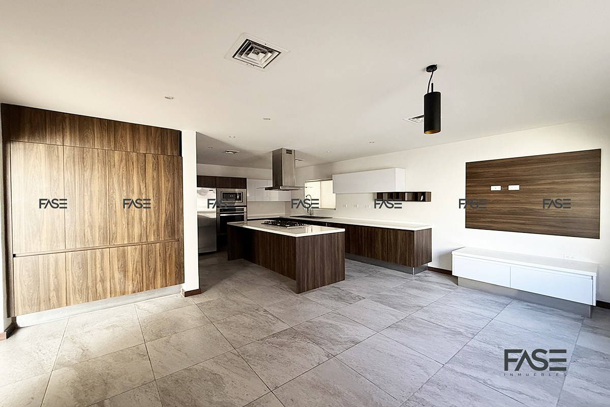 9 de 28: Cocina, alacena y area de comedor