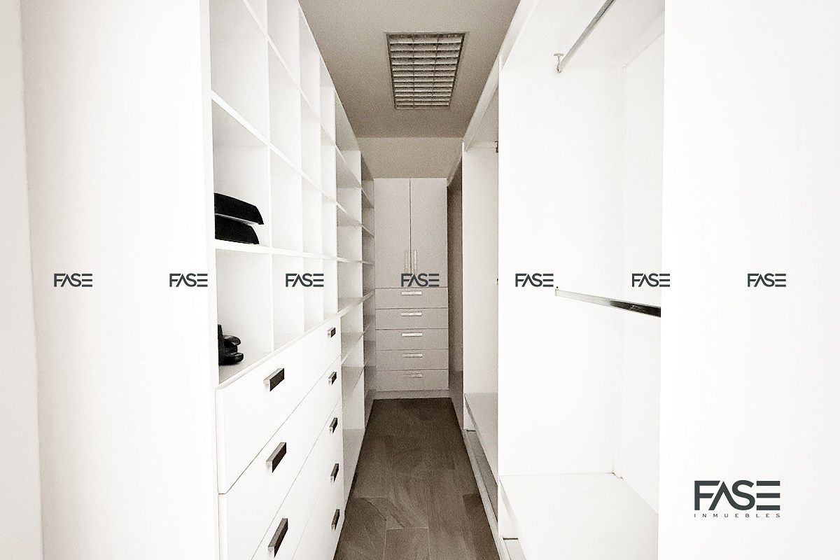 19 de 28: Vestidor recamara principal