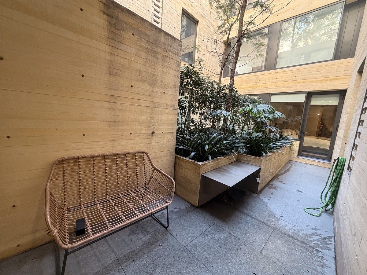 1 de 40: Terraza que rodea todo los espacios interiores