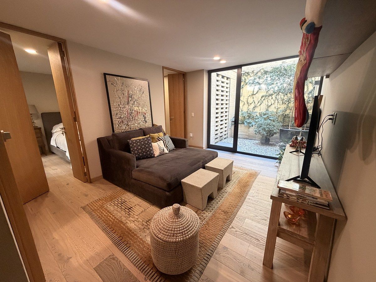 21 de 40: Estudio o cuarto de TV con vista a patio interior