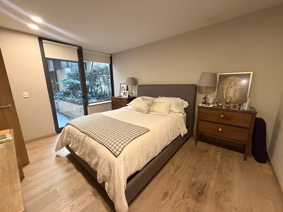 26 de 40: Recámara principal con vista a terraza