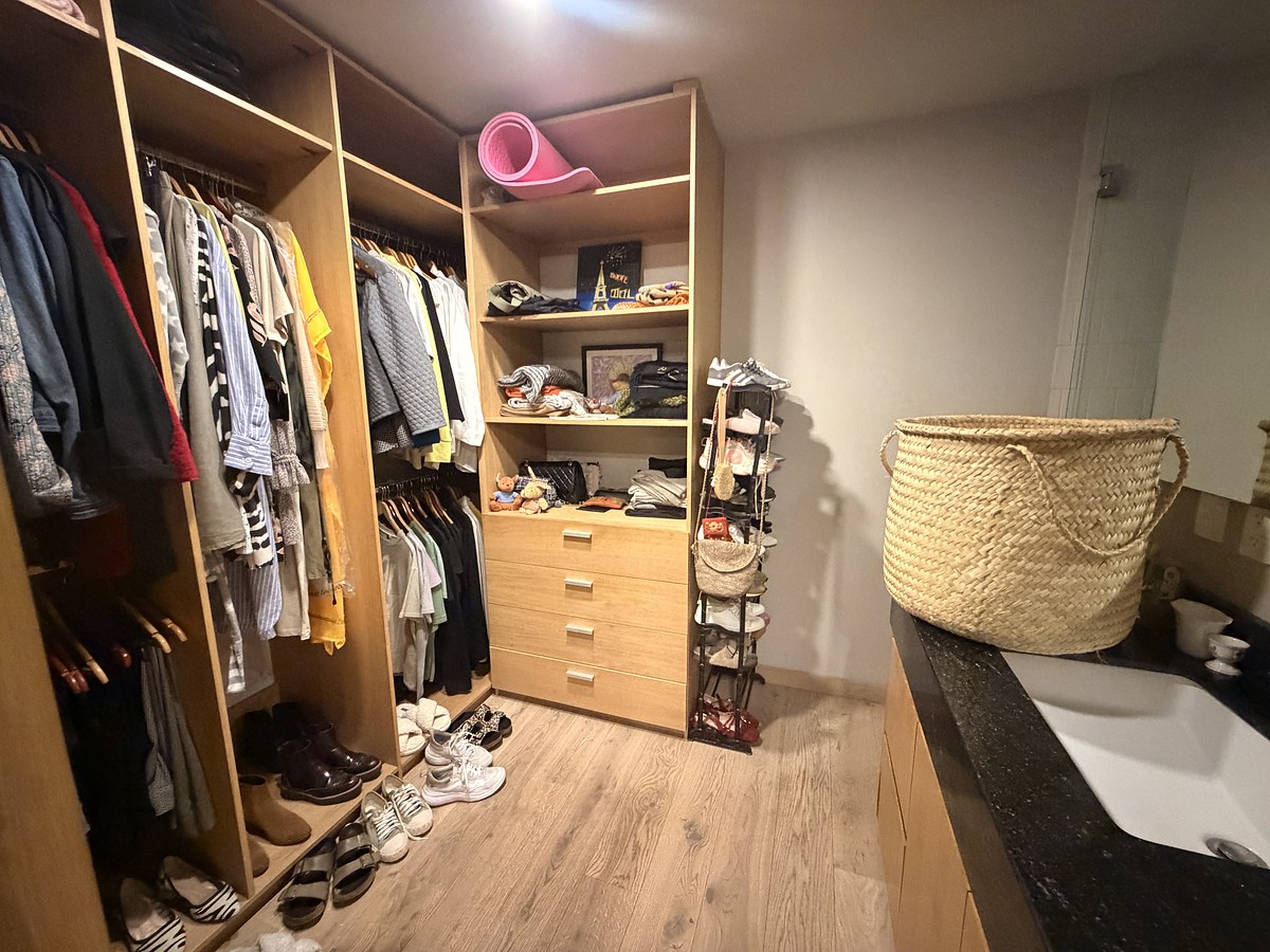 30 de 40: Vestidor y baño