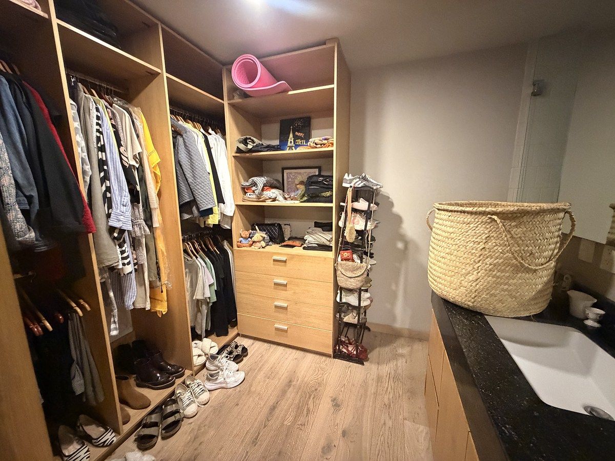 30 de 40: Vestidor y baño