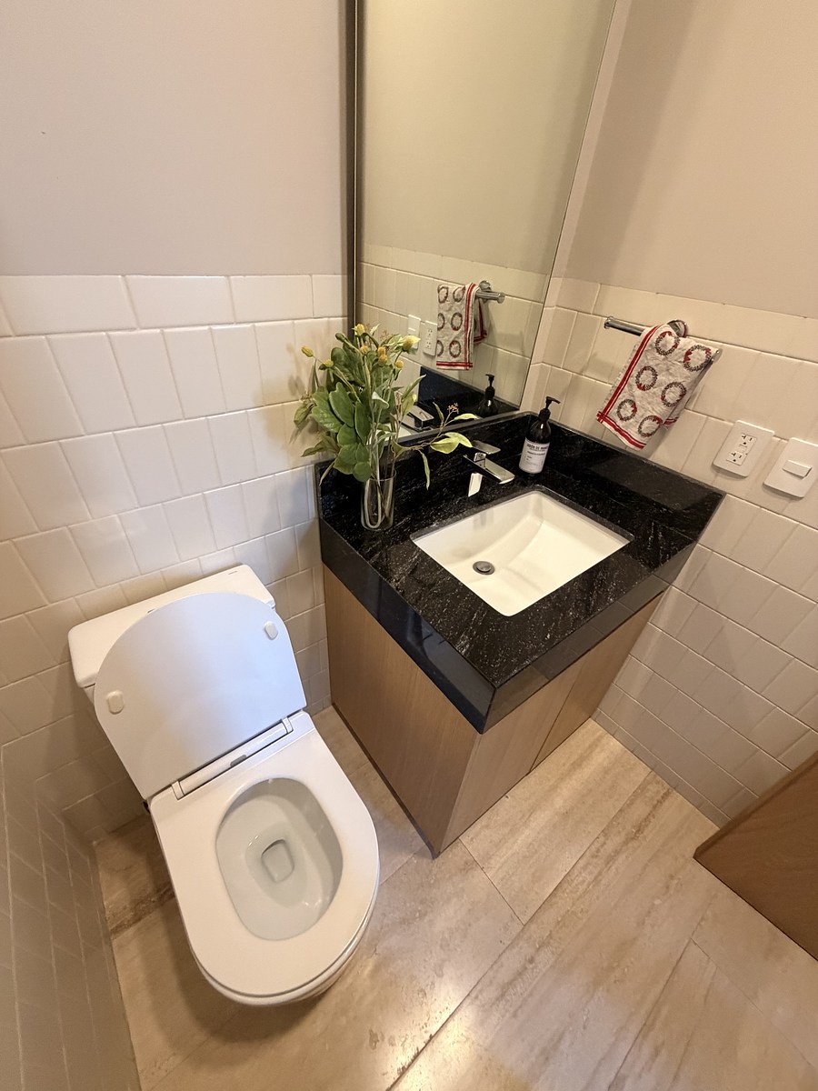 39 de 40: Medio baño en estancia