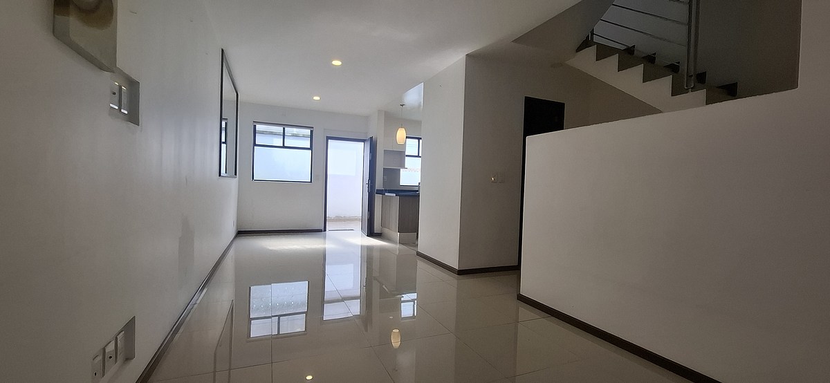 3 of 45: Recibidor, sala comedor