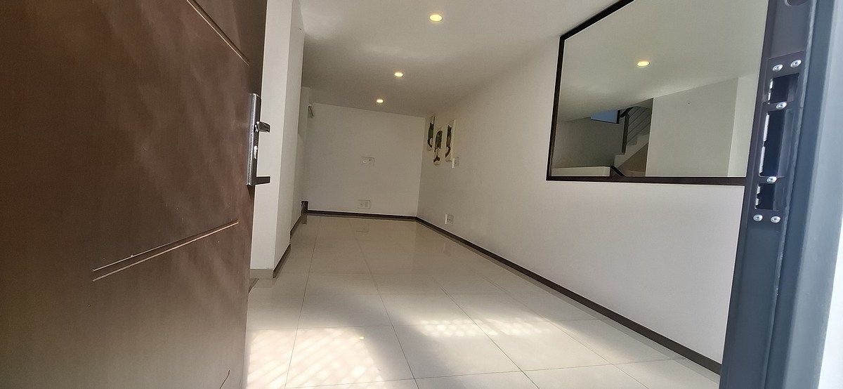 6 of 45: Amplia estancia