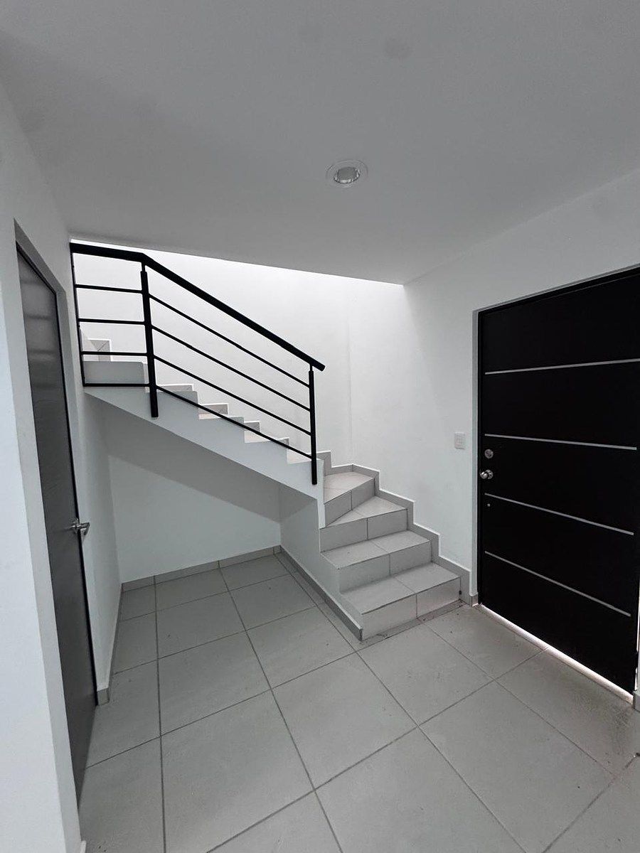 4 de 12: ESCALERA HACIA LA PLANTA ALTA