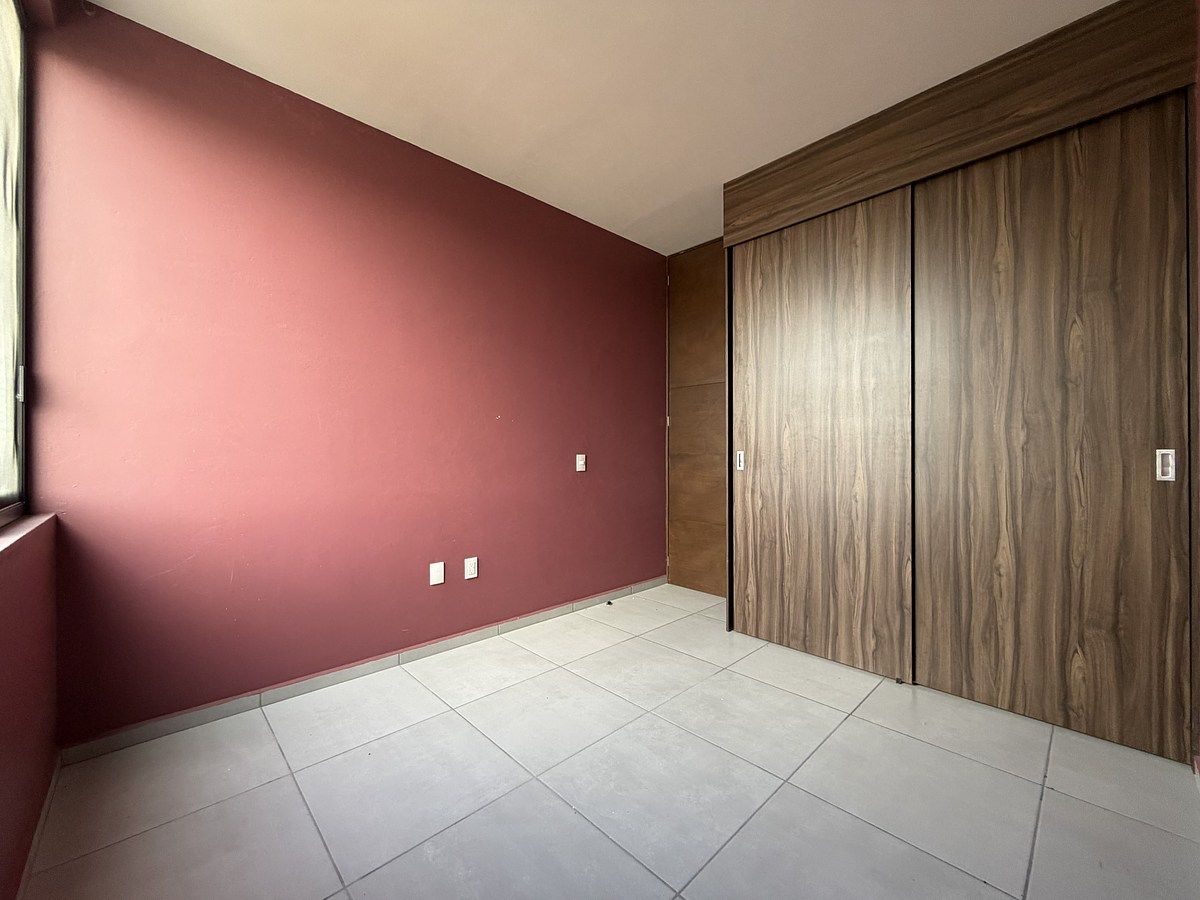 12 of 26: Clóset recamara secundaria 2