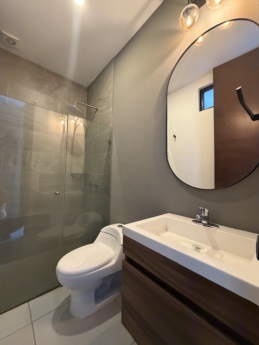 13 of 26: Baño secundario