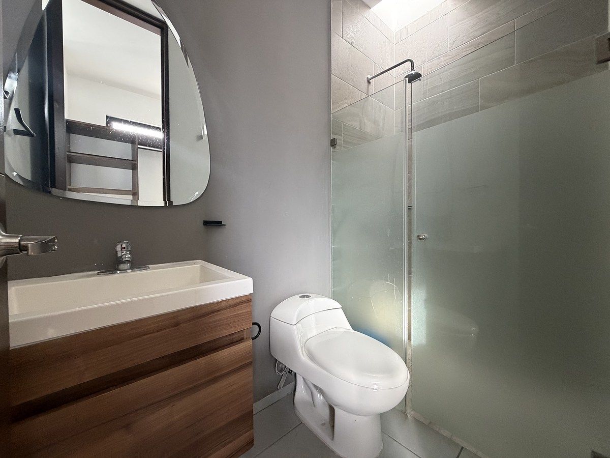 17 of 26: Baño principal