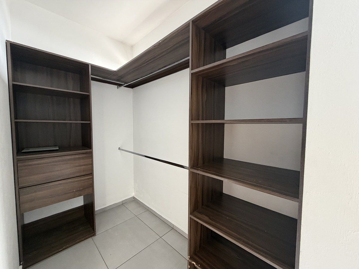 16 of 26: Vestidor principal