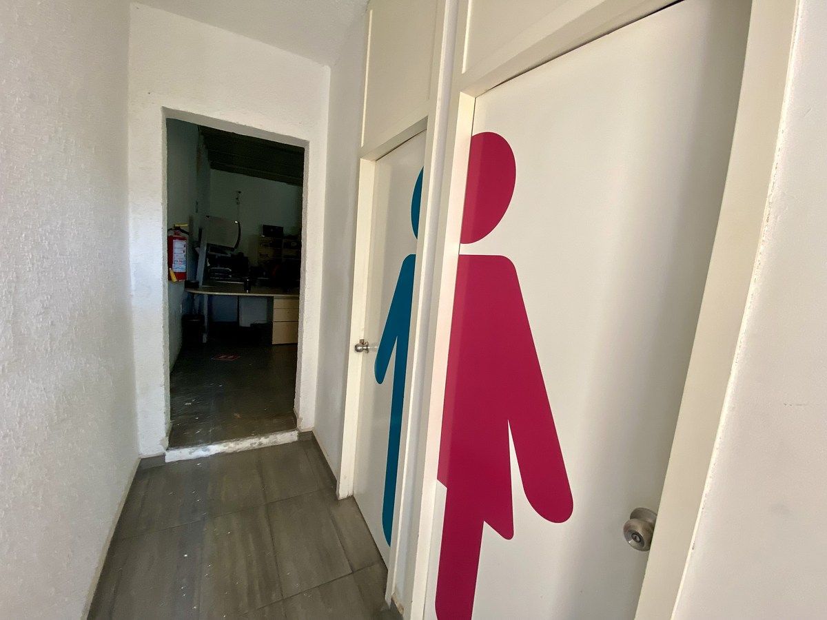 14 of 26: Dos medios baños PB