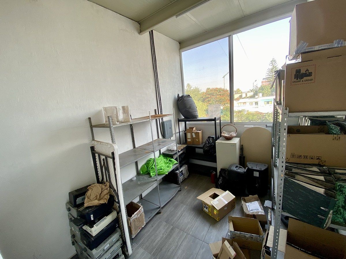 25 of 26: Almacenamiento adjunto a oficina principal con baño completo