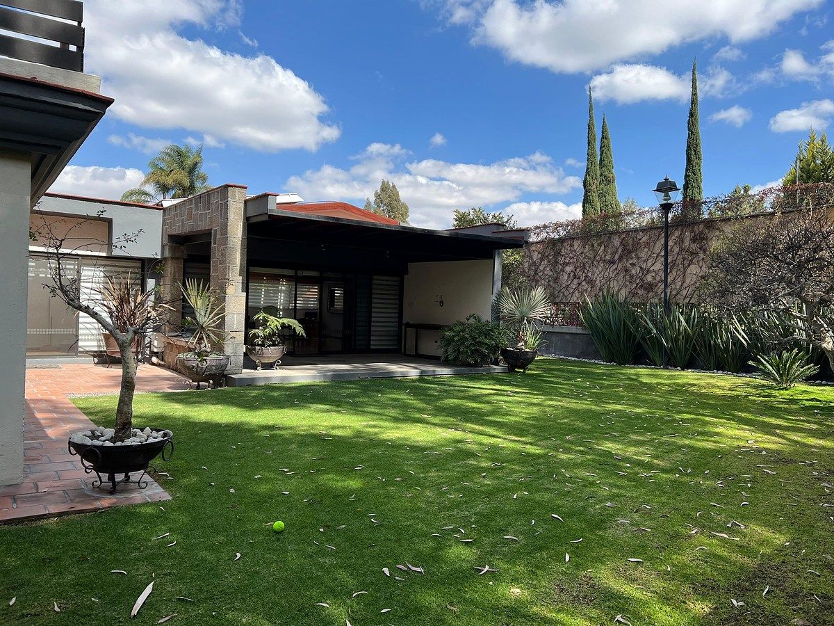 43 de 51: Jardín y terraza casa 2