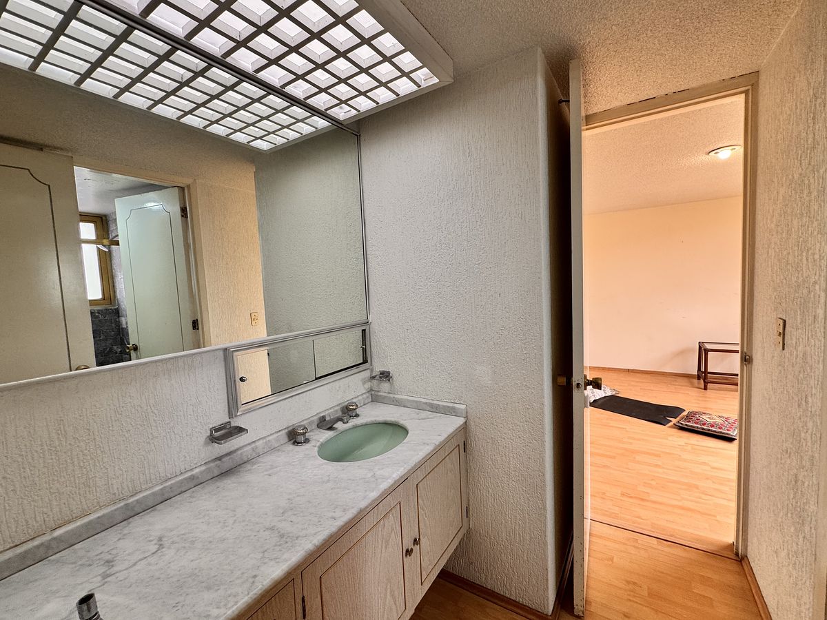 5 of 25: Baño que comunica tercera y cuarta recámara.