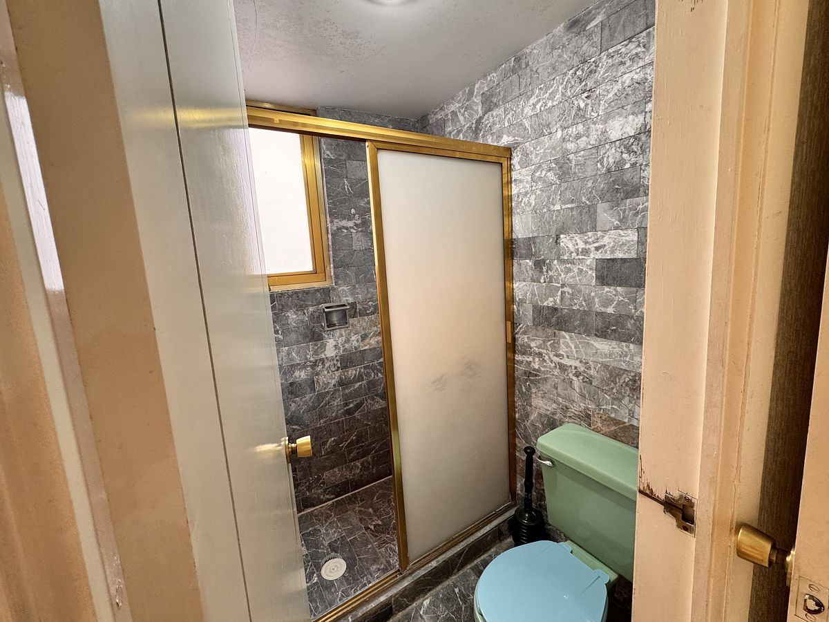 6 of 25: Baño que comunica tercera y cuarta recámara.