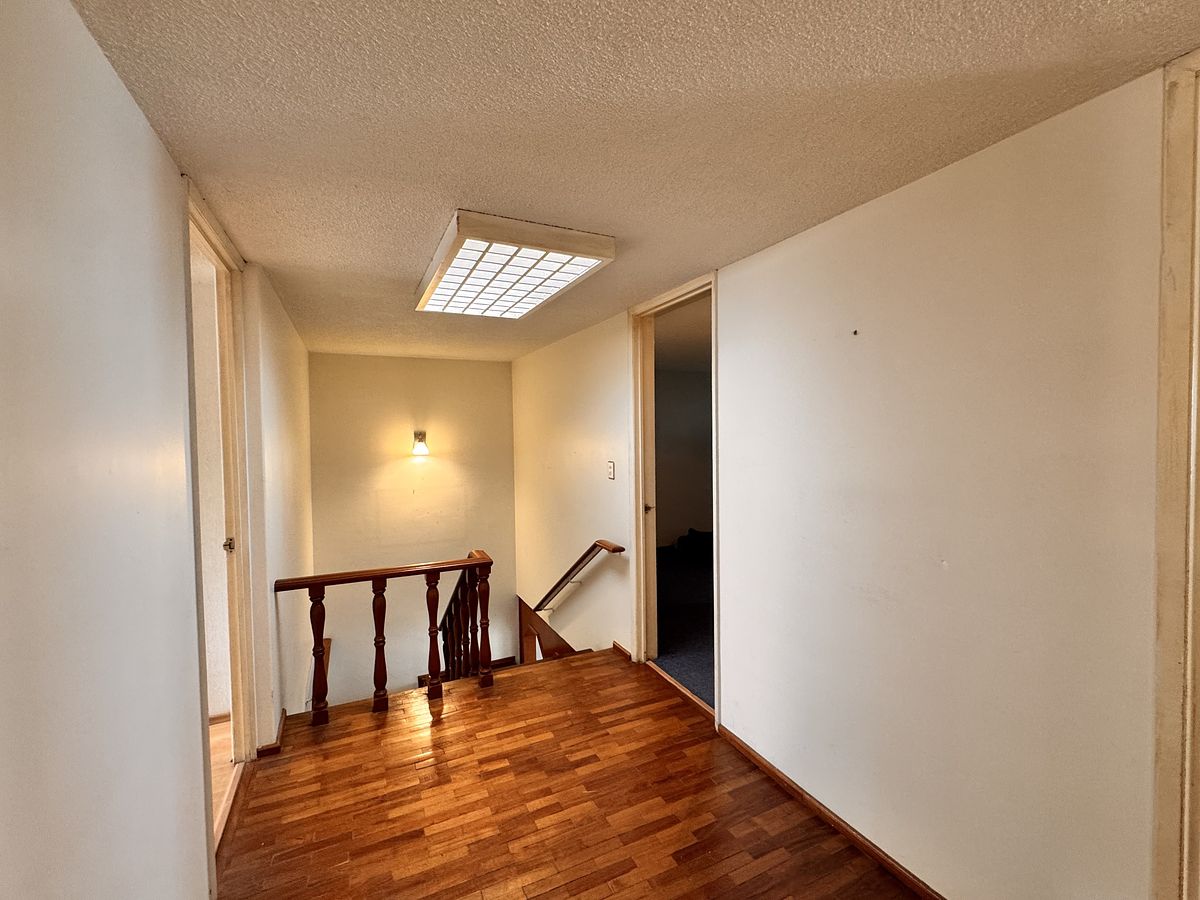 10 of 25: Vestíbulo Segundo Nivel