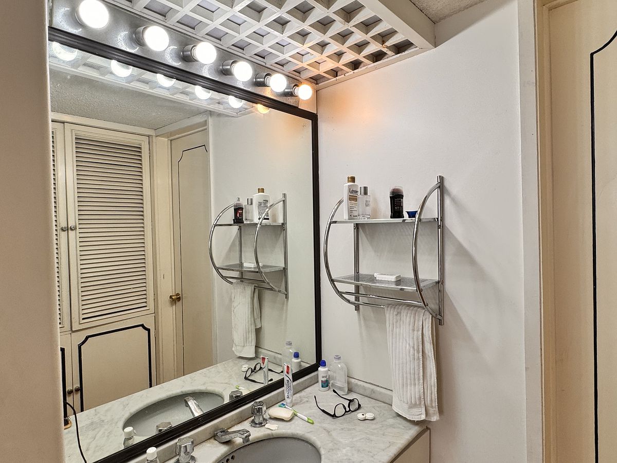 12 of 25: Tocador recámara principal.