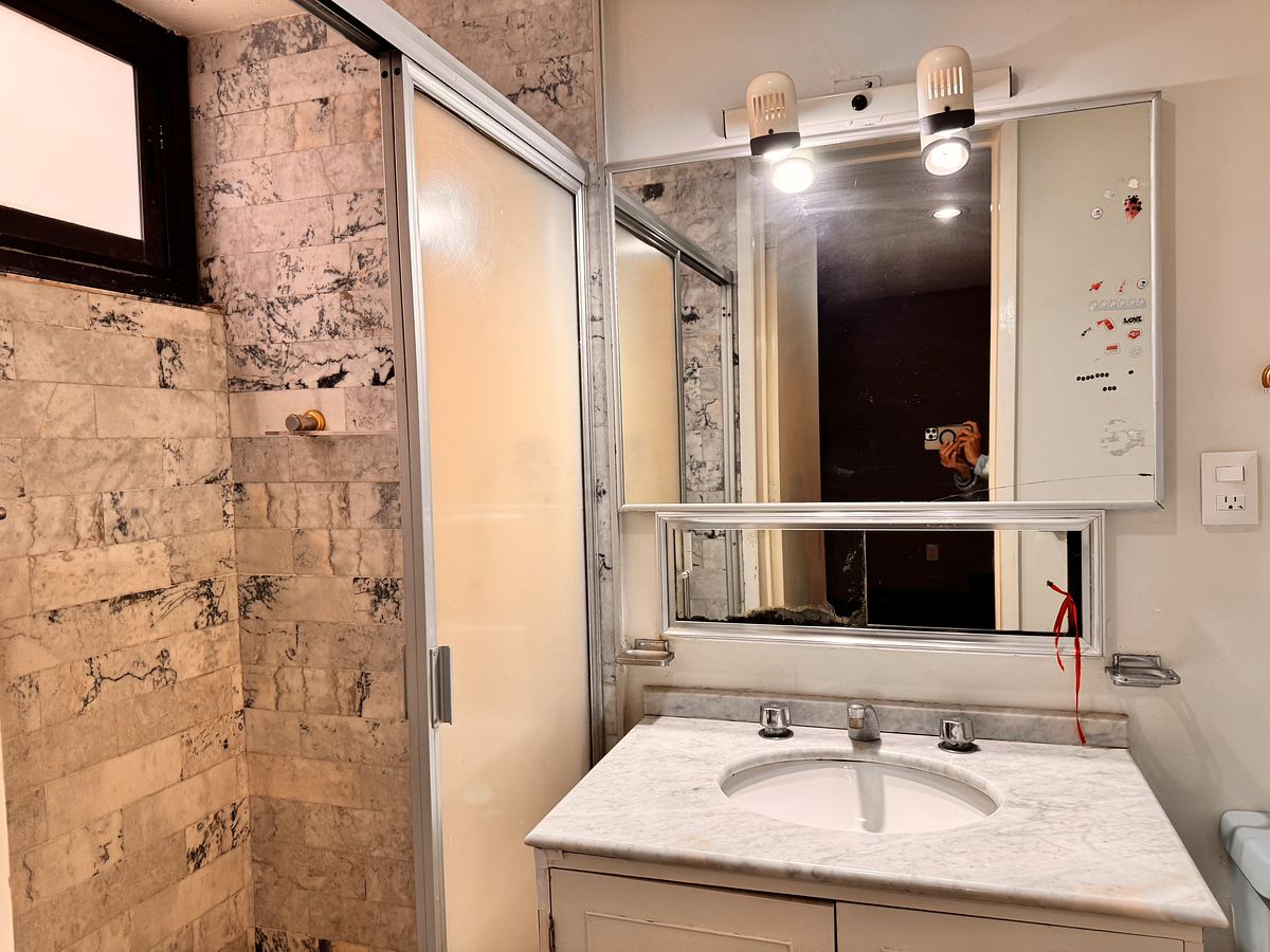 13 of 25: Baño recamara secundaria.