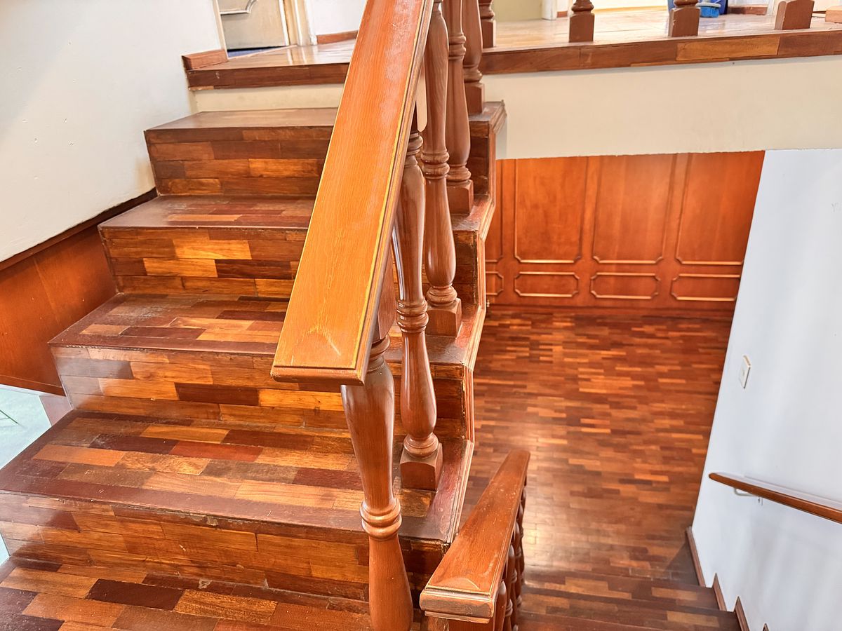 15 of 25: Escalera y espacio para mesa de cortesía.