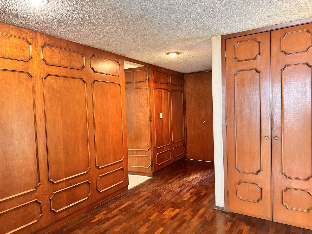 16 of 25: Vestíbulo de entrada de la casa.