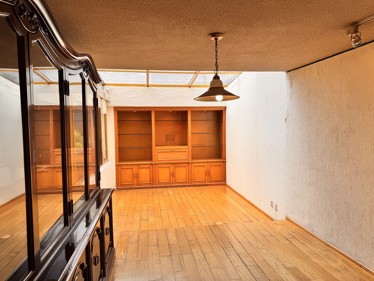 17 of 25: Despacho o sala de Televisión.