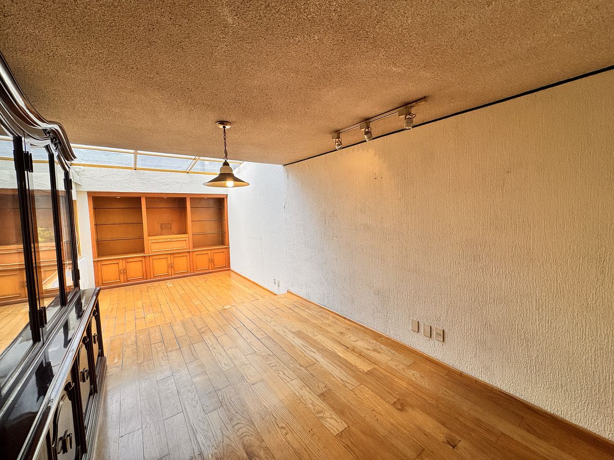 19 of 25: Despacho Sala de Televisión