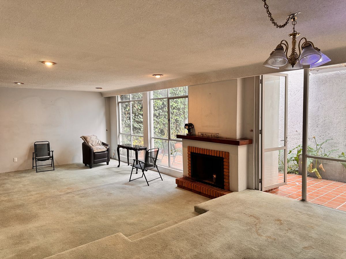 3 of 25: Sala comedor con acceso a patio