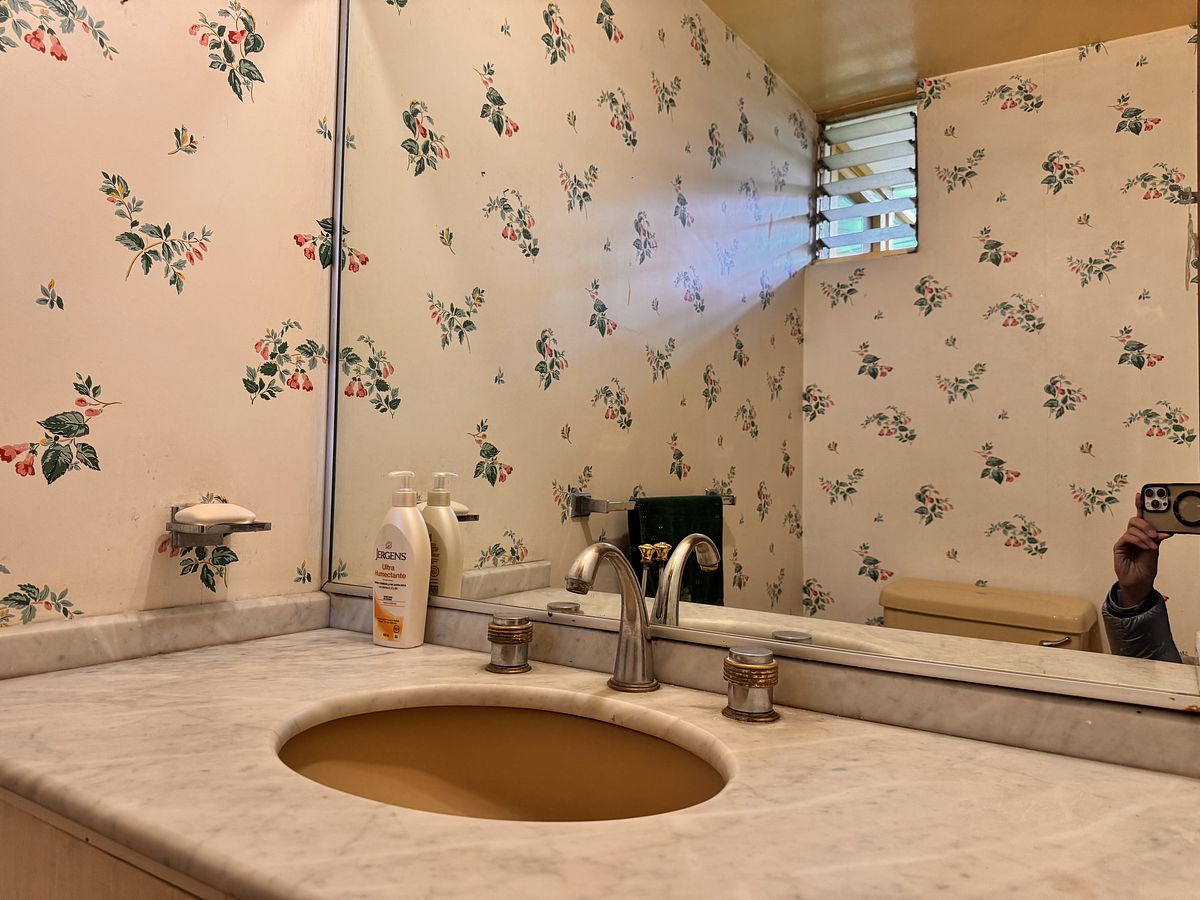 24 of 25: Baño de invitados