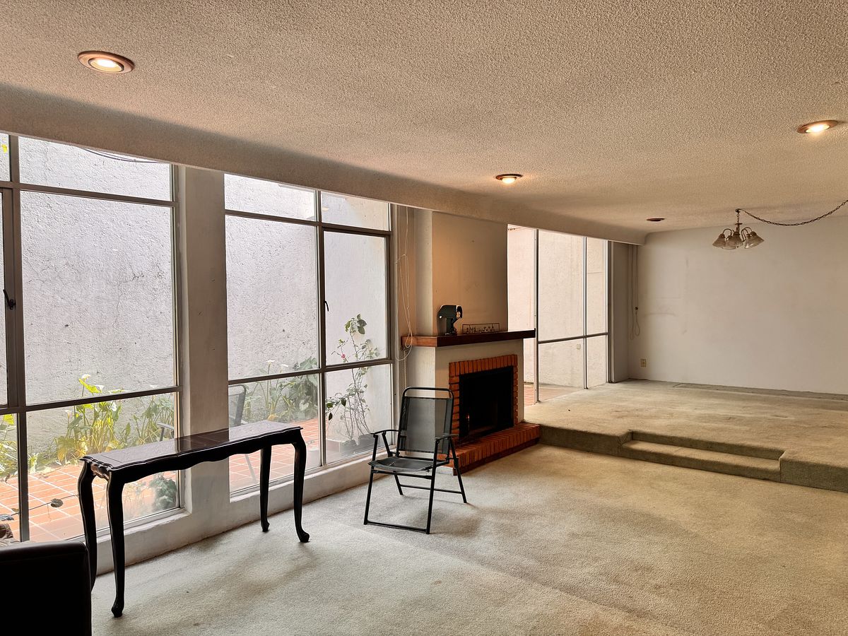 25 of 25: Patio Salacomedor con chimenea