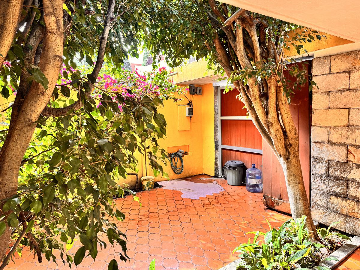 2 of 25: Patio delantero