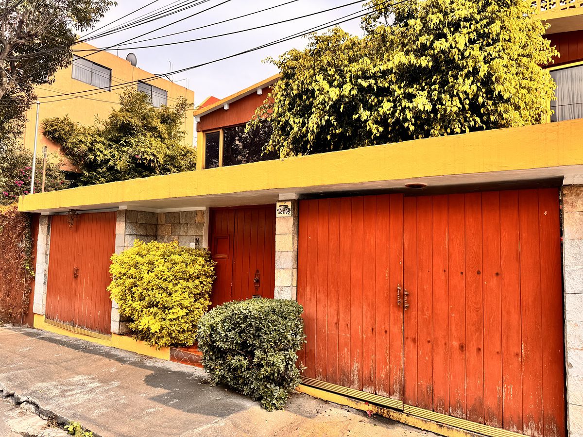 1 of 25: Fachada principal