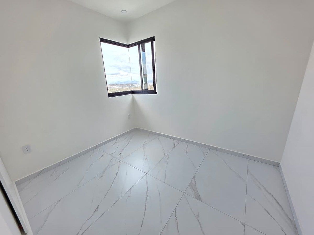 10 de 14: Habitacion matrimonial en planta baja con closet